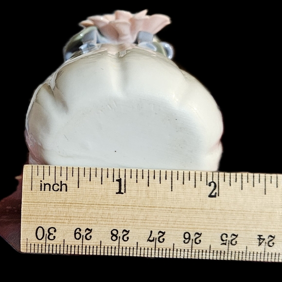 Vintage Set of 3 bud vases with raised flower in different sizes and patterns. - Picture 3 of 16